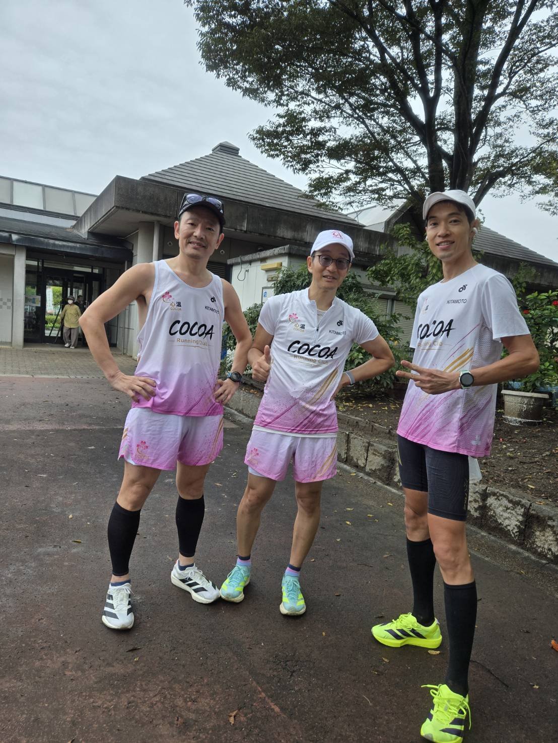 COCOAユニフォームでのメンバー3人の記念写真